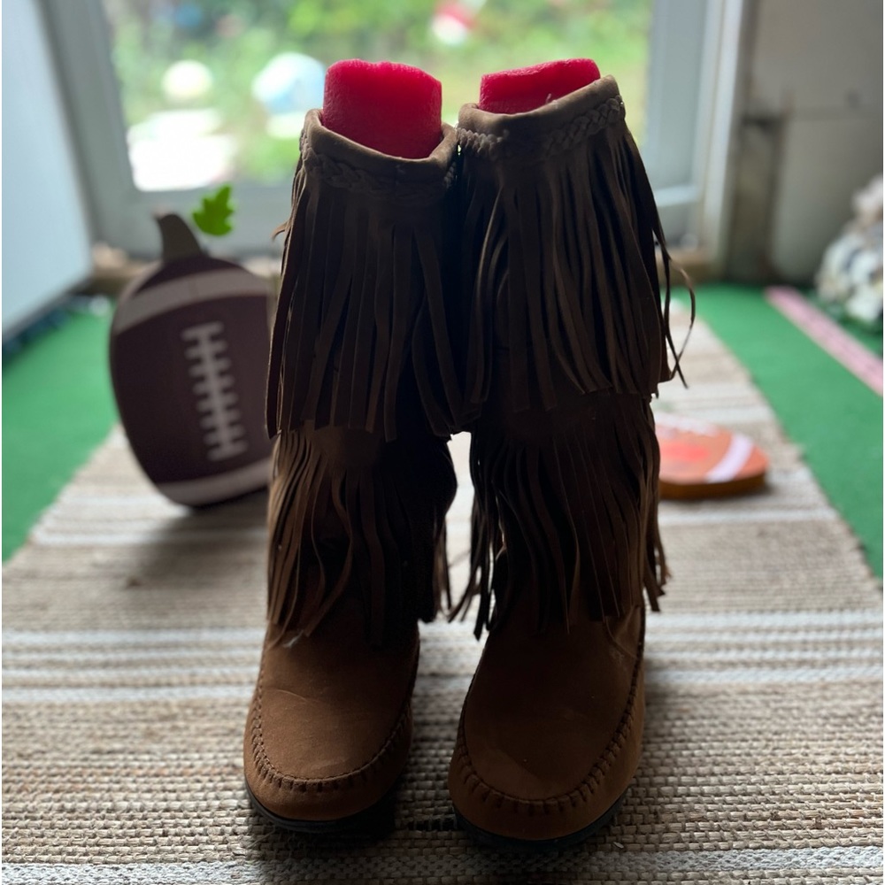 These are Indian mocacins that have not been woren out of the house.  Size71/2.
